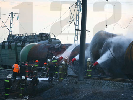 Под Баку грузовой поезд сошел с рельс