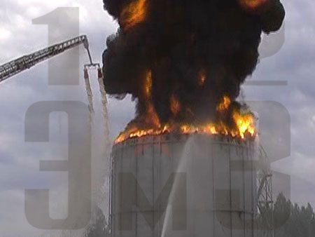 В Твери горят резервуары с газом